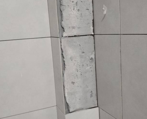 商都瓷砖空鼓维修公司分享下瓷砖施工前基层浇水润湿程度不足，可能导致以下问题