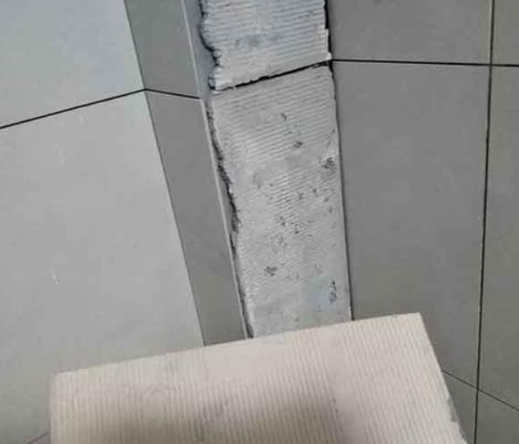 商都瓷砖空鼓维修公司分享下厨房瓷砖脱落的补救措施。